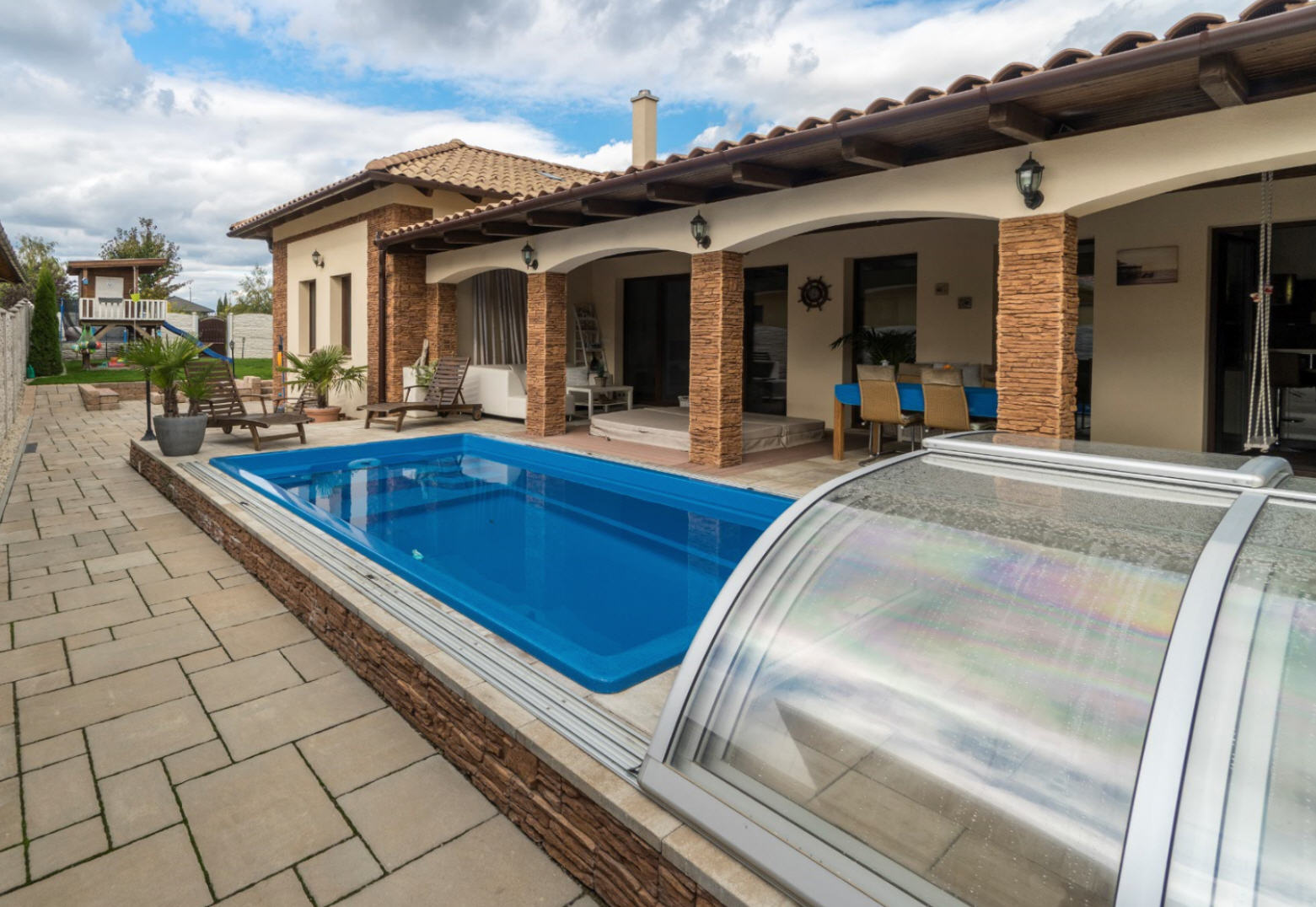 Galaxy-Low-Telescopic-Pool-Enclosure-04