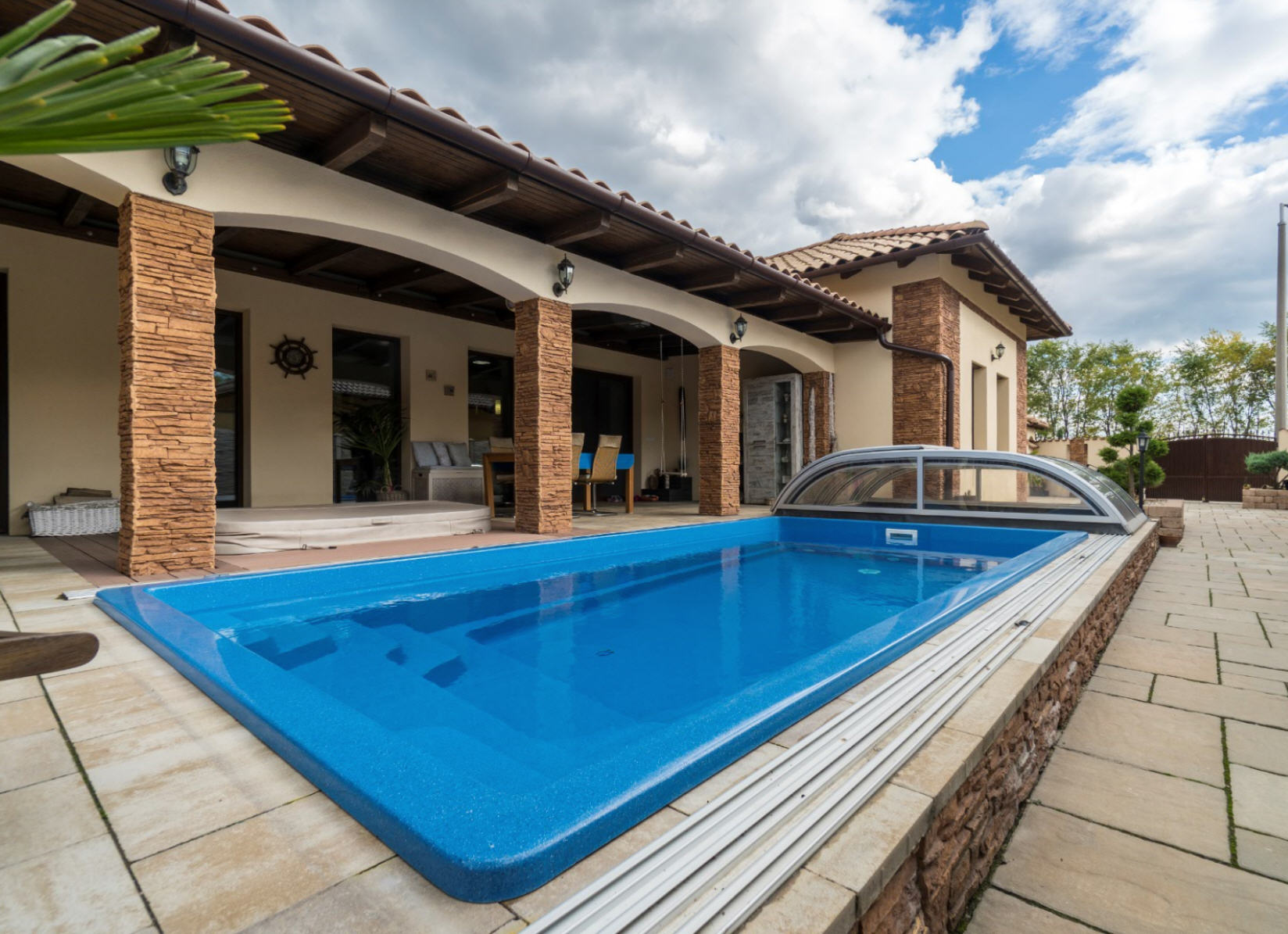 Galaxy-Low-Telescopic-Pool-Enclosure-05