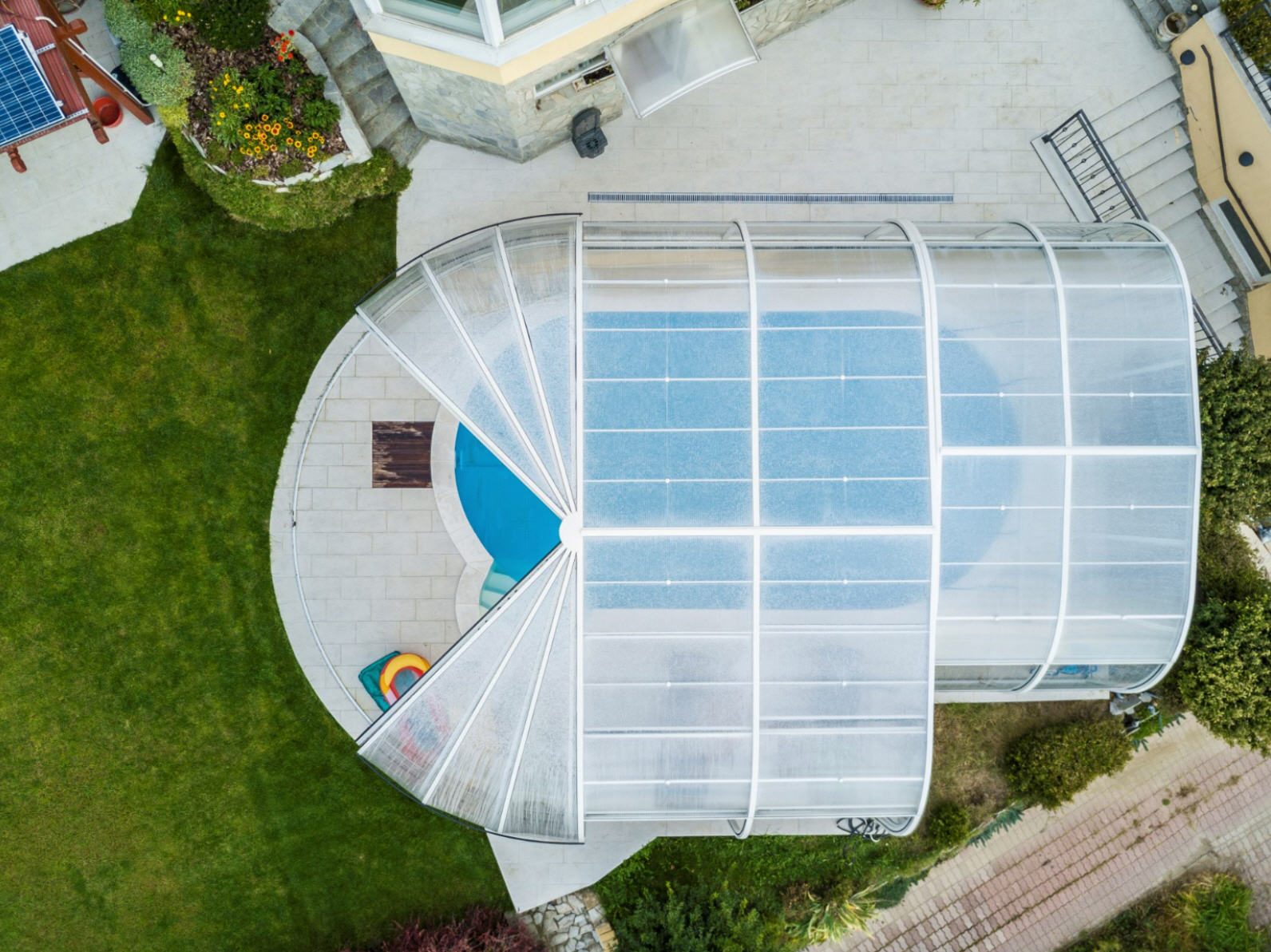 Galaxy-Pool-Enclosure-With-IRIS-End-01