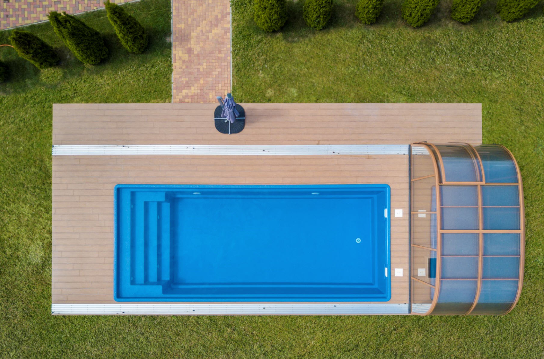 Galaxy-high-telescopic-pool-enclosure-01
