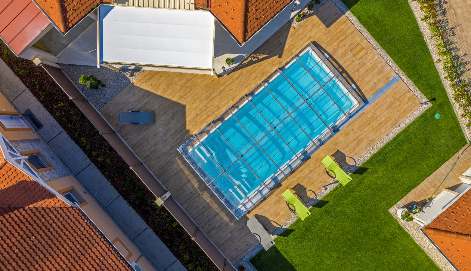 Low-Arched-Telescopic-Pool-Enclosure-Grey-by-Swimex-04